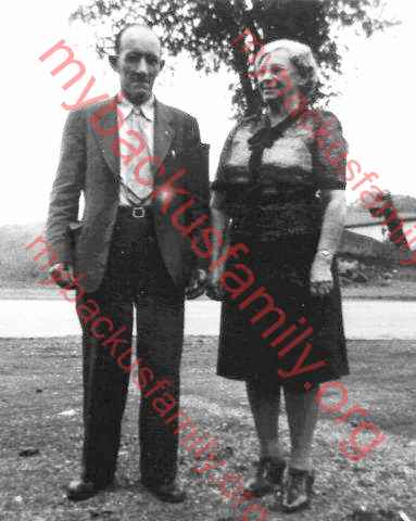 1940's - Mac Deschenes & Bertha visiting from Massachusetts.